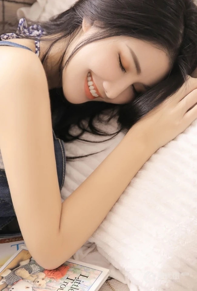 清纯美背少女气质肩带家居服，牛仔裤居家沙发上写真图集