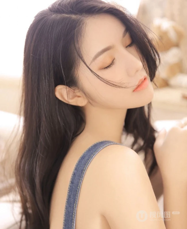 清纯美背少女气质肩带家居服，牛仔裤居家沙发上写真图集
