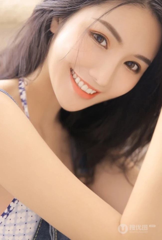 清纯美背少女气质肩带家居服，牛仔裤居家沙发上写真图集