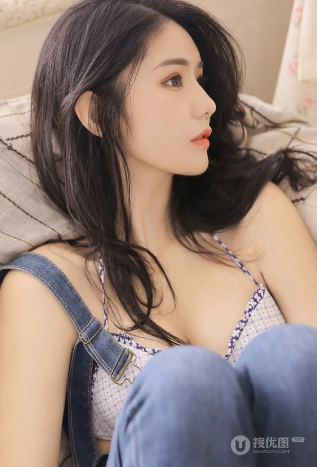 清纯美背少女气质肩带家居服，牛仔裤居家沙发上写真图集