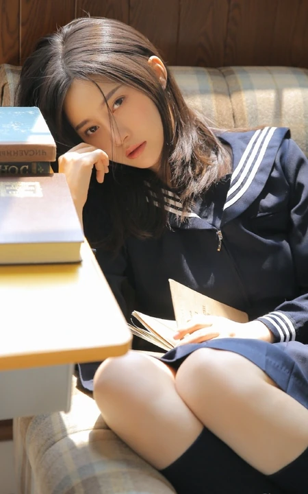 学日文的日系清新制服短裙女生教室唯美室内写真