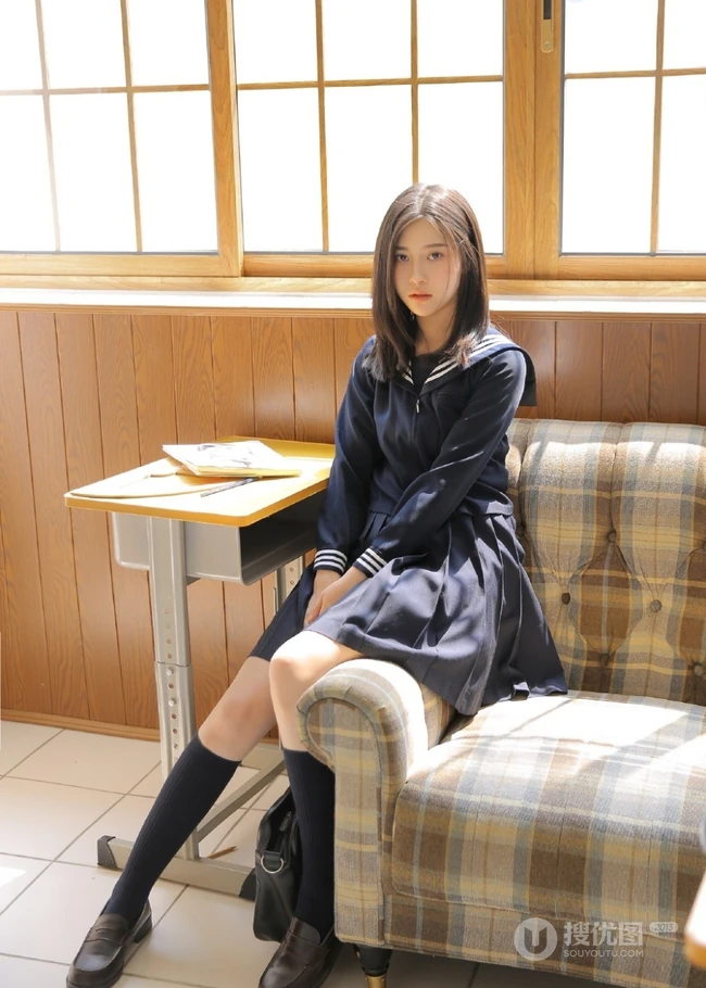 学日文的日系清新制服短裙女生教室唯美室内写真