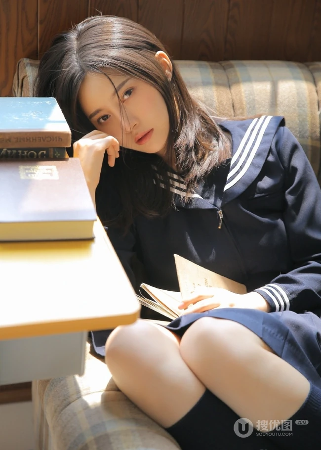 学日文的日系清新制服短裙女生教室唯美室内写真