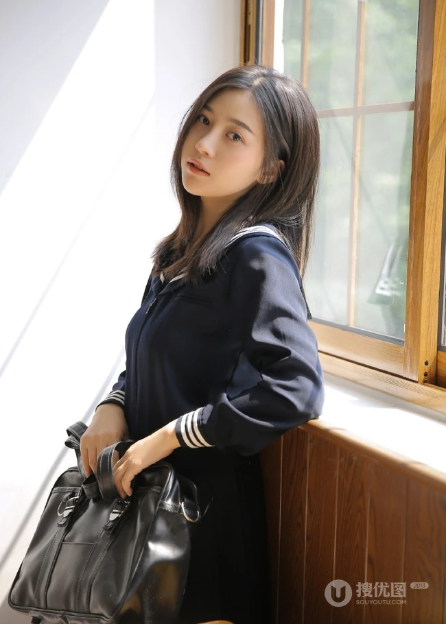 学日文的日系清新制服短裙女生教室唯美室内写真