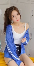 气质匀称背心短裤马尾辫女生储物箱格前写真图片