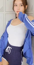 气质匀称背心短裤马尾辫女生储物箱格前写真图片