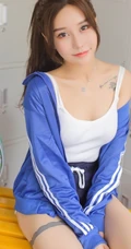 气质匀称背心短裤马尾辫女生储物箱格前写真图片