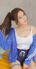气质匀称背心短裤马尾辫女生储物箱格前写真图片