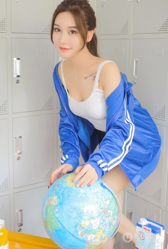 气质匀称背心短裤马尾辫女生储物箱格前写真图片