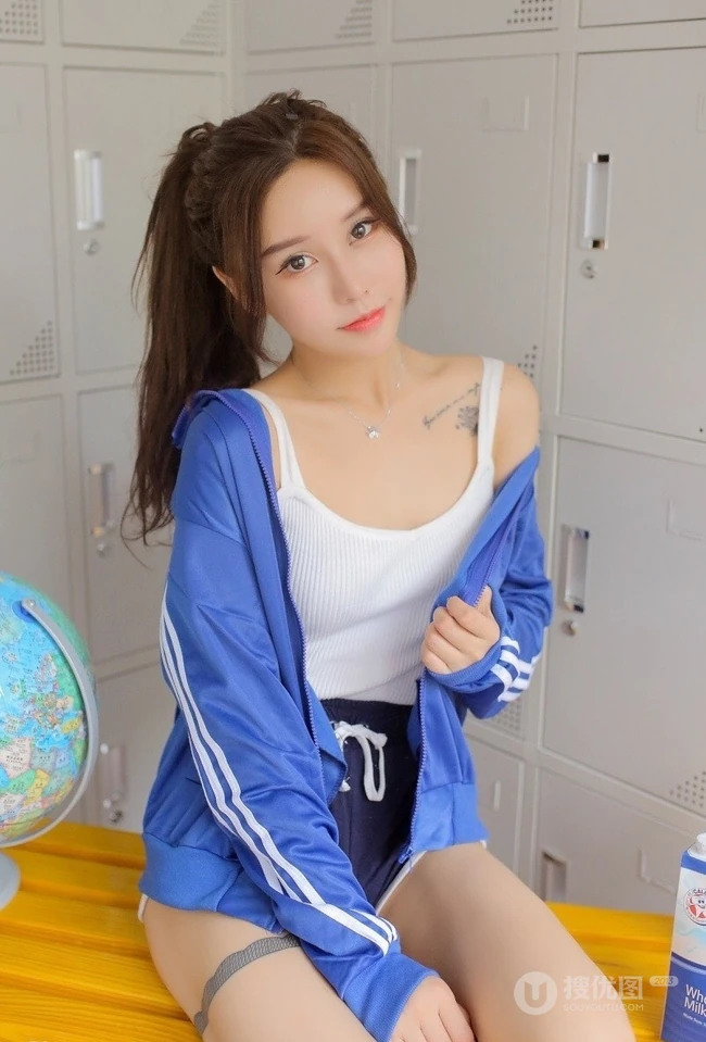 气质匀称背心短裤马尾辫女生储物箱格前写真图片