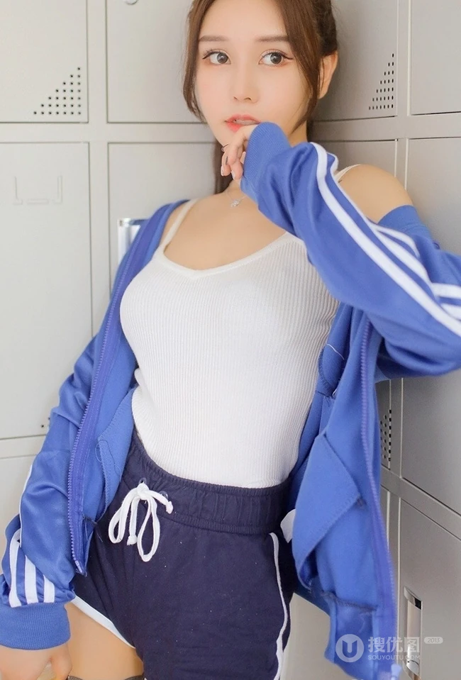 气质匀称背心短裤马尾辫女生储物箱格前写真图片