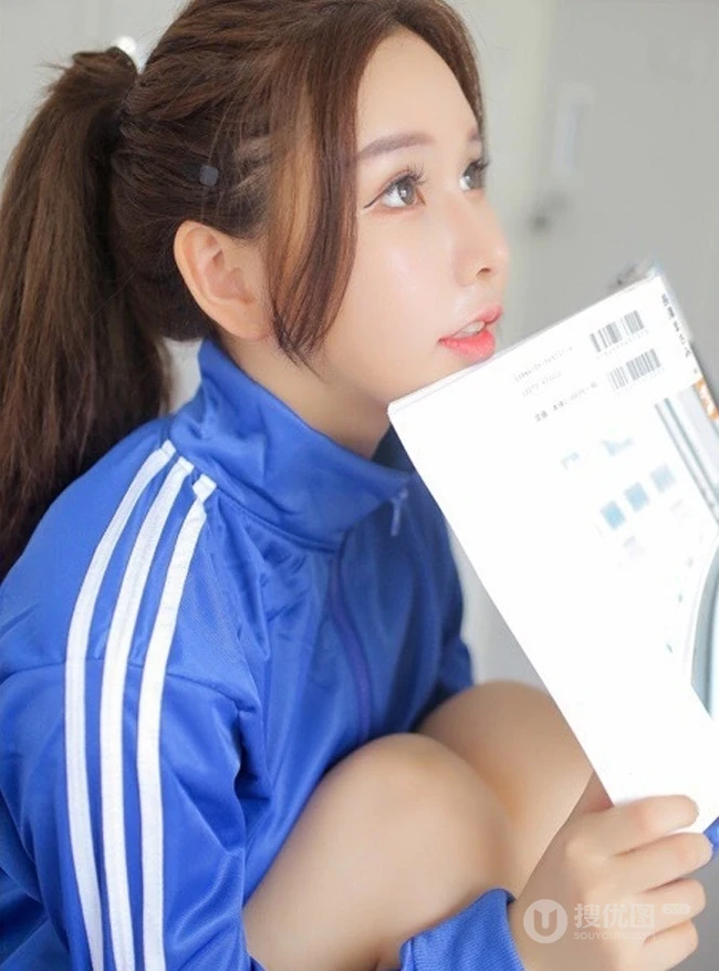 气质匀称背心短裤马尾辫女生储物箱格前写真图片