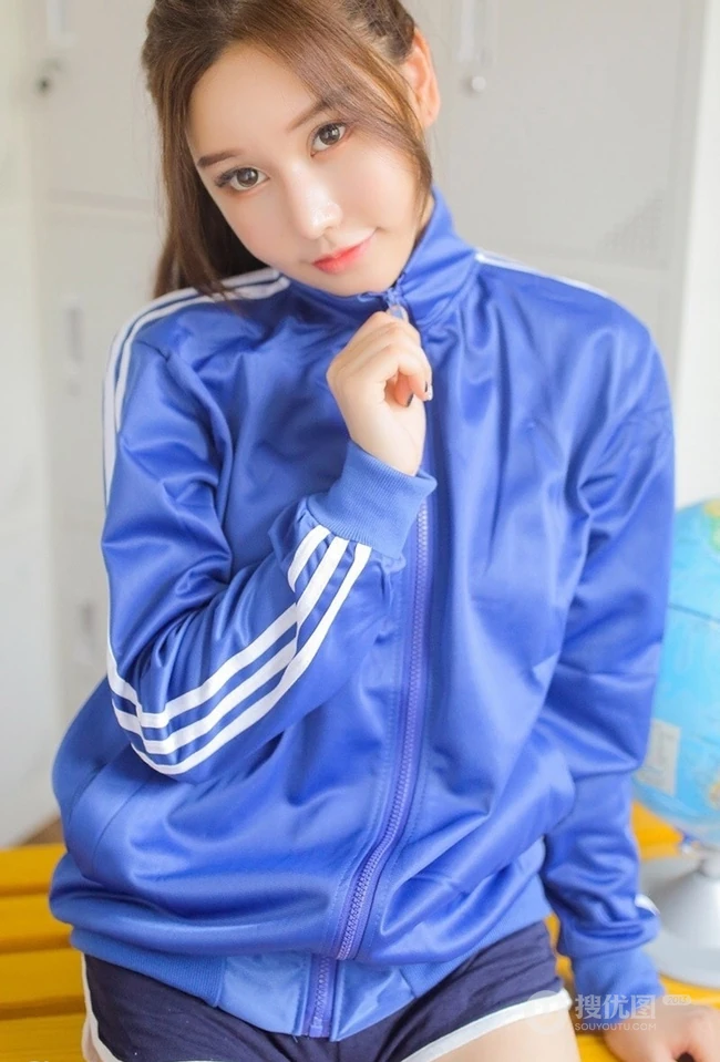 气质匀称背心短裤马尾辫女生储物箱格前写真图片