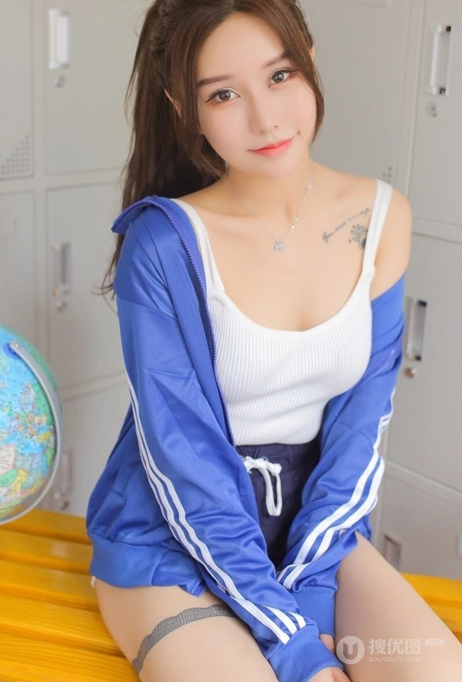 气质匀称背心短裤马尾辫女生储物箱格前写真图片