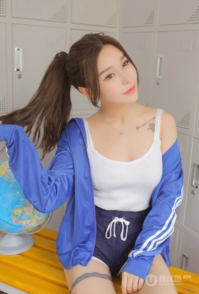 气质匀称背心短裤马尾辫女生储物箱格前写真图片
