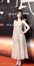 黄圣依出席活动气质写真，V领亮片礼服尽显匀称身形