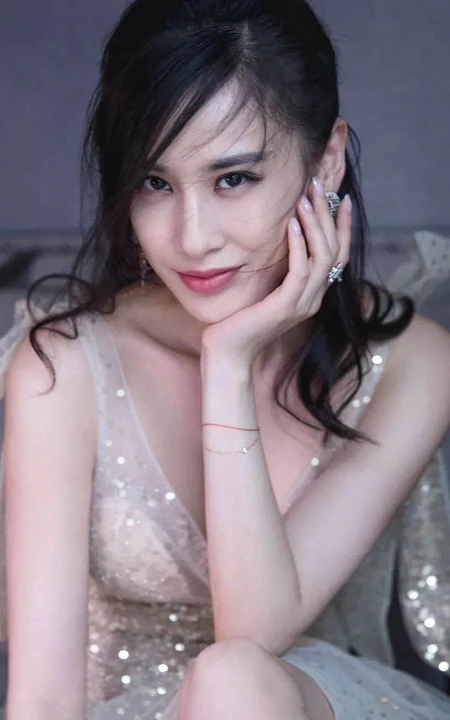 黄圣依出席活动气质写真，V领亮片礼服尽显匀称身形