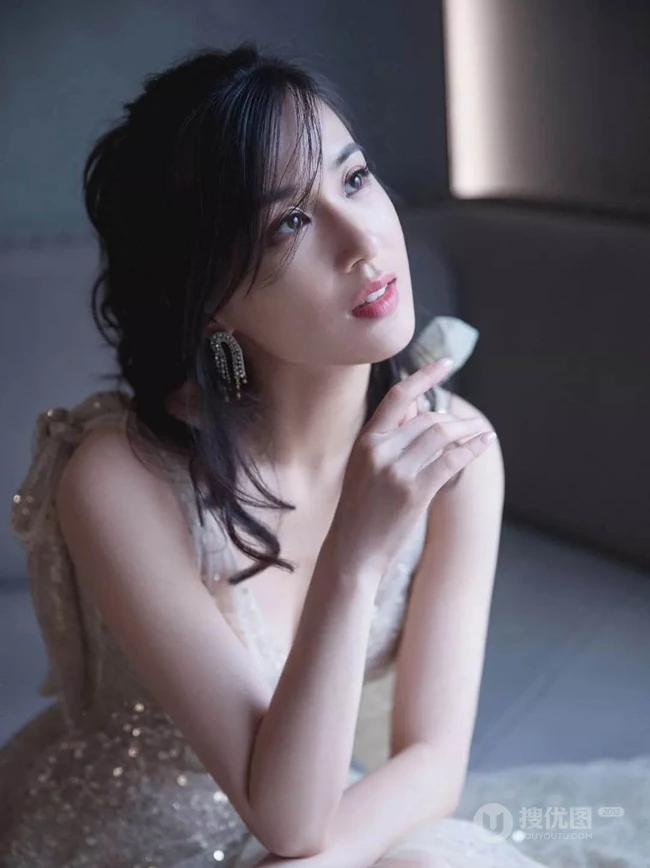 黄圣依出席活动气质写真，V领亮片礼服尽显匀称身形
