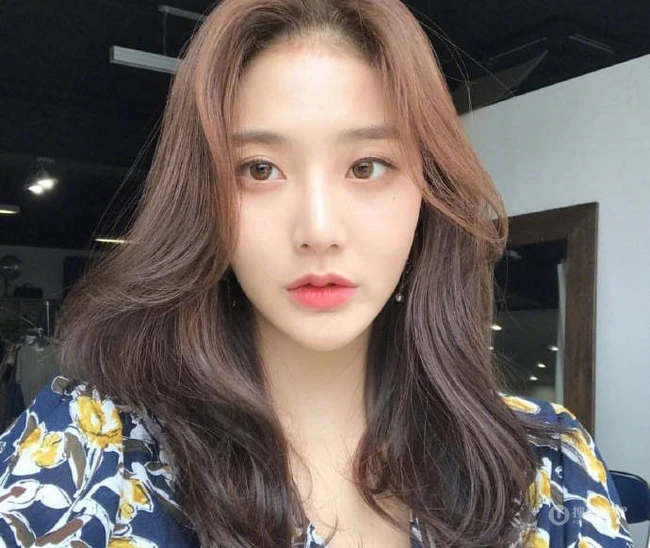 气质女生标配的慵懒风中长发 你们喜欢么？ 第1张