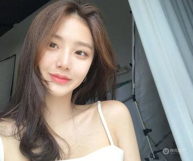 气质女生标配的慵懒风中长发 你们喜欢么？ 第2张