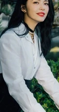 姚晨微博晒气质优雅户外写真，白色衬衫搭高腰裤气质动人