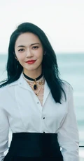 姚晨微博晒气质优雅户外写真，白色衬衫搭高腰裤气质动人