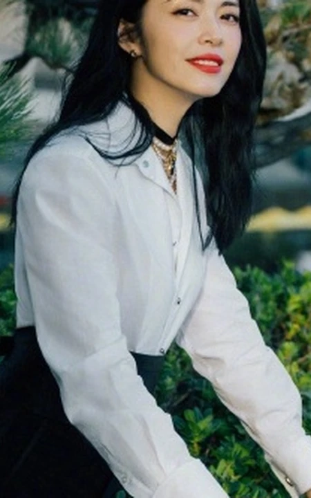 姚晨微博晒气质优雅户外写真，白色衬衫搭高腰裤气质动人