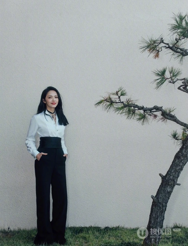 姚晨微博晒气质优雅户外写真，白色衬衫搭高腰裤气质动人