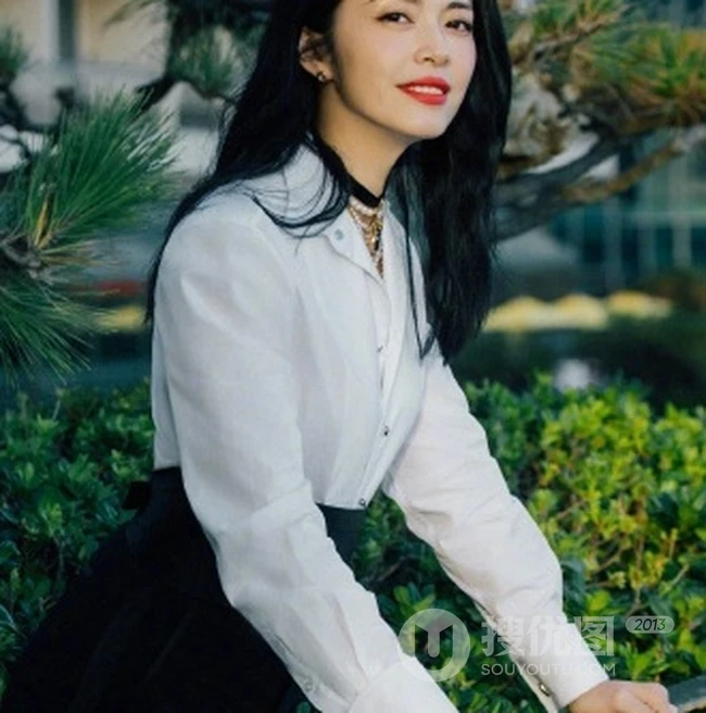 姚晨微博晒气质优雅户外写真，白色衬衫搭高腰裤气质动人
