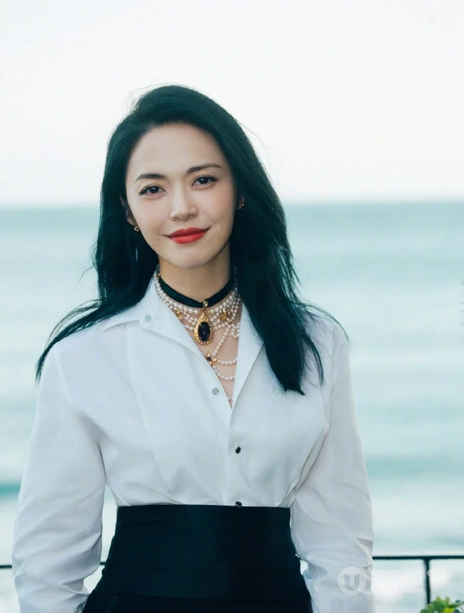 姚晨微博晒气质优雅户外写真，白色衬衫搭高腰裤气质动人