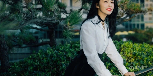 姚晨微博晒气质优雅户外写真，白色衬衫搭高腰裤气质动人