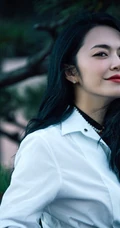 姚晨微博晒气质优雅户外写真，白色衬衫搭高腰裤气质动人