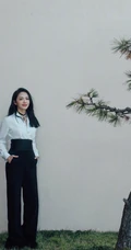 姚晨微博晒气质优雅户外写真，白色衬衫搭高腰裤气质动人