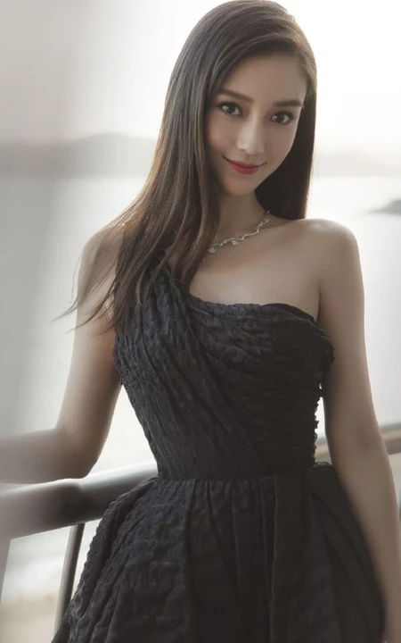 baby的气质国际范，黑色礼裙蓬蓬裙礼服优雅而气质