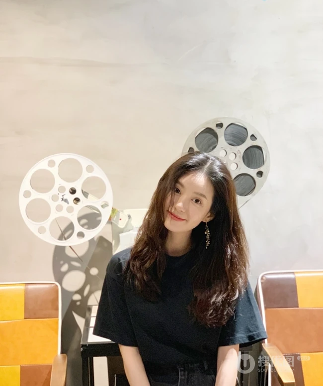 郑合惠子唯美气质写真生活照，两套服饰诠释别样魅力