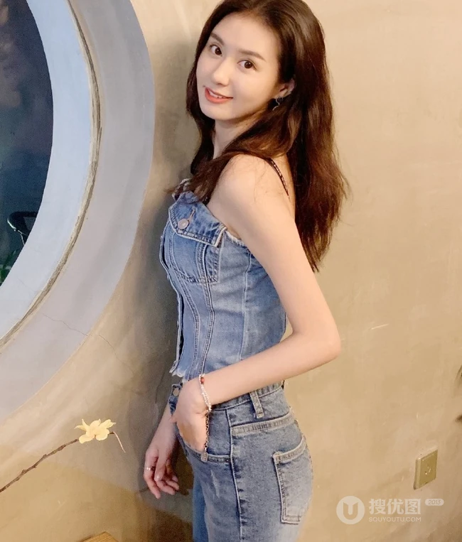 郑合惠子唯美气质写真生活照，两套服饰诠释别样魅力