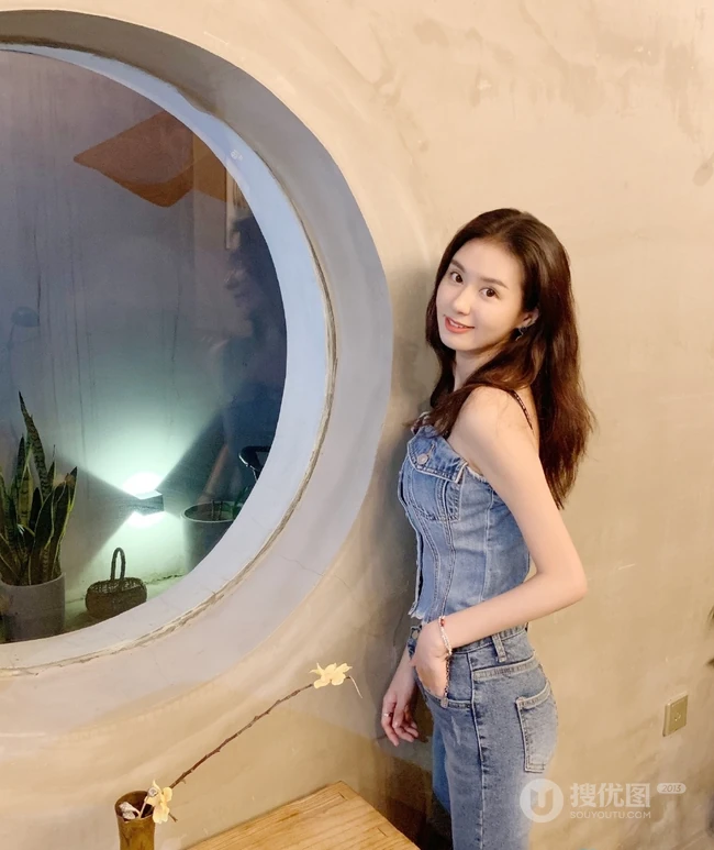 郑合惠子唯美气质写真生活照，两套服饰诠释别样魅力