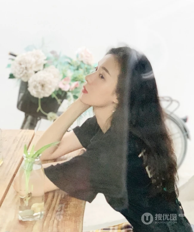 郑合惠子唯美气质写真生活照，两套服饰诠释别样魅力