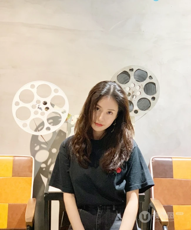 郑合惠子唯美气质写真生活照，两套服饰诠释别样魅力
