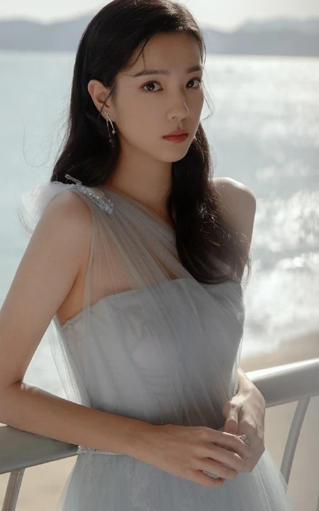庄达菲清新优雅淡蓝连衣裙唯美写真图片