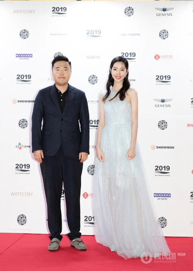 庄达菲清新优雅淡蓝连衣裙唯美写真图片