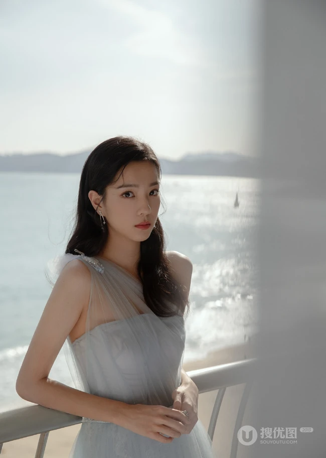 庄达菲清新优雅淡蓝连衣裙唯美写真图片