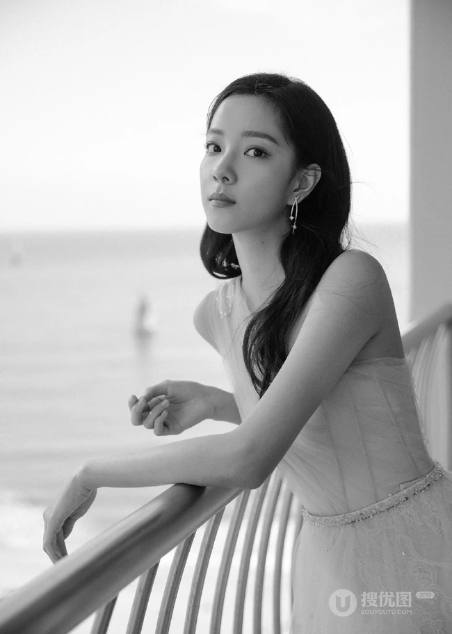 庄达菲清新优雅淡蓝连衣裙唯美写真图片