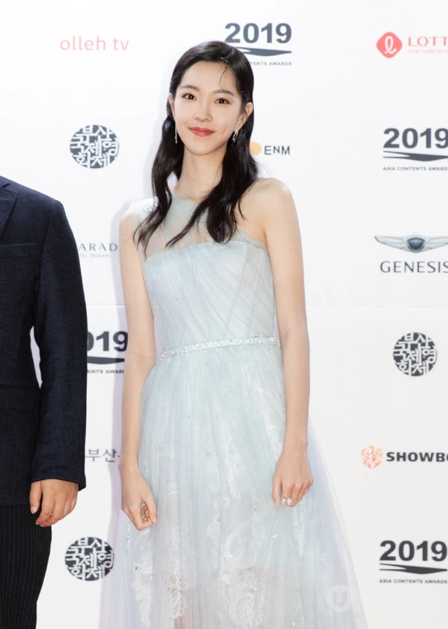 庄达菲清新优雅淡蓝连衣裙唯美写真图片