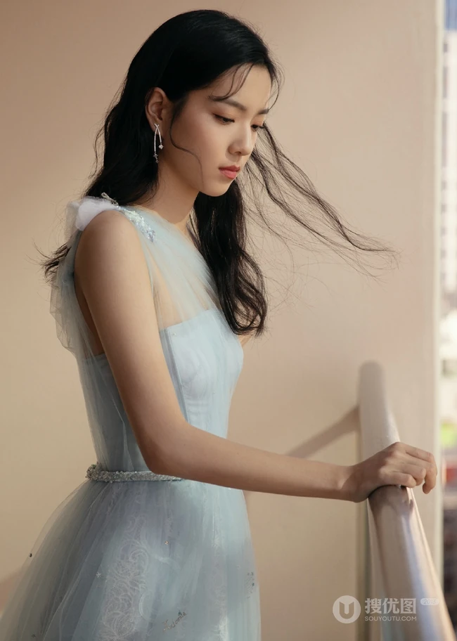 庄达菲清新优雅淡蓝连衣裙唯美写真图片