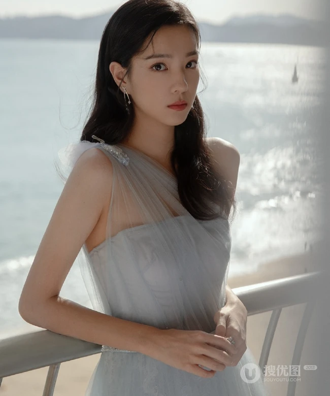 庄达菲清新优雅淡蓝连衣裙唯美写真图片