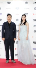 庄达菲清新优雅淡蓝连衣裙唯美写真图片