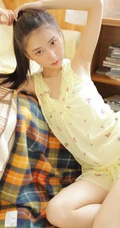 清纯可爱丸子头少女暖色肩带背心短裤动人室内写真