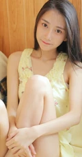 清纯可爱丸子头少女暖色肩带背心短裤动人室内写真