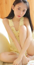 清纯可爱丸子头少女暖色肩带背心短裤动人室内写真